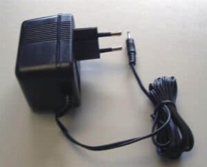 NC-18 - Cargador lento para baterías YAESU/CYBERCOM (FT-23/H-112/H-412).