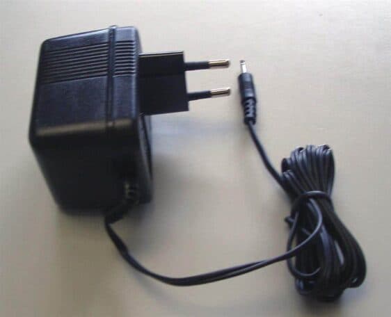 NC-18 - Cargador lento para baterías YAESU/CYBERCOM (FT-23/H-112/H-412).