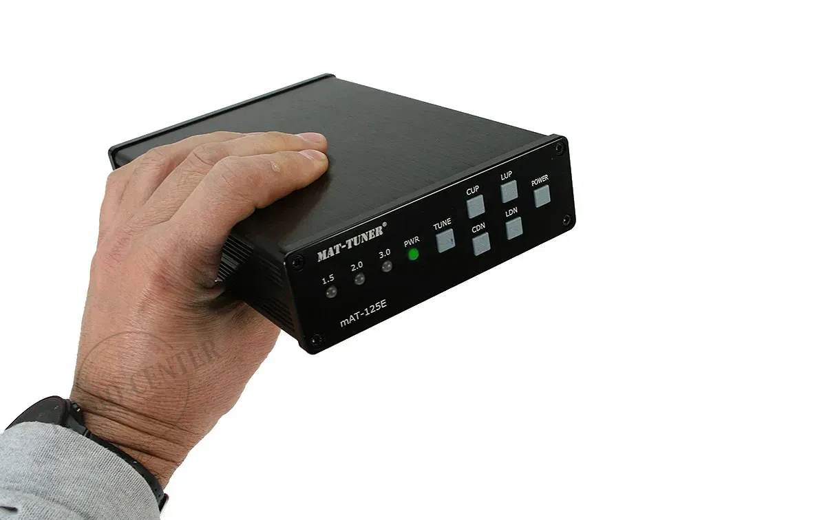 mat125e-07 MAT-125E ACOPLADOR AUTOMÁTICO UNIVERSAL HF CON BATERÍA