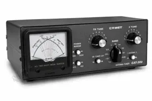 Comet CAT-300 | 1,8 – 56 MHz | 300 W PEP | Red T | Medidor Cruz Retroiluminado