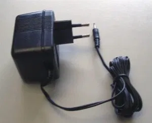 NC-18 - Cargador lento para baterías YAESU/CYBERCOM (FT-23/H-112/H-412).