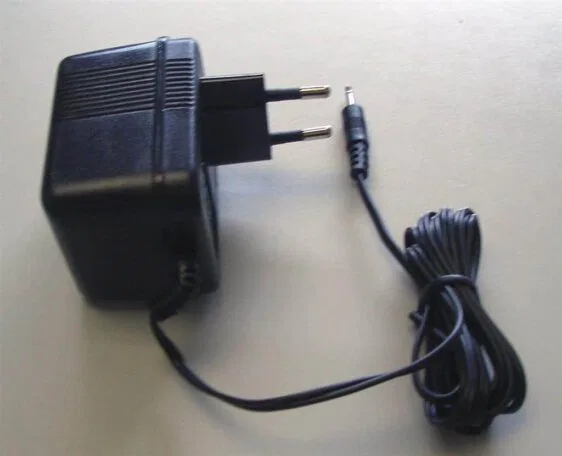 NC-18 - Cargador lento para baterías YAESU/CYBERCOM (FT-23/H-112/H-412).