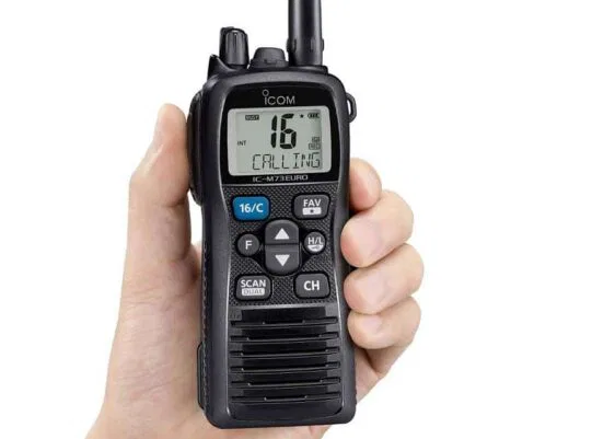 ICOM IC-M73 EURO WALKIE MARINO VHF IPX8 CON 6 W
