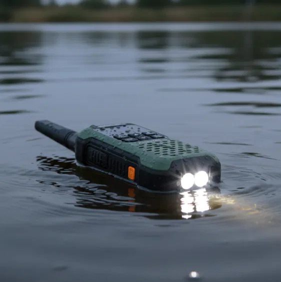 DYNASCAN F‑15 PAREJA WALKIES IP67 SUMERGIBLES PMR‑446 CON ACCESORIOS Y BOTÓN SOS